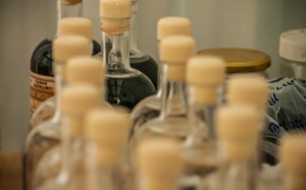 משקה חריף ישראלי – מדריך לעולם האלכוהול מהגליל ורמת הגולן